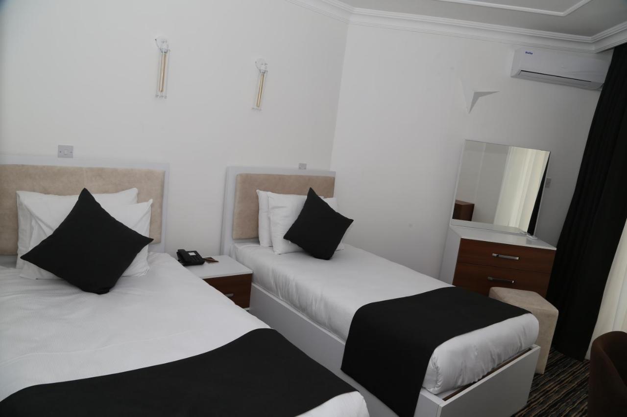 Celebrity Hotel Lapta Buitenkant foto
